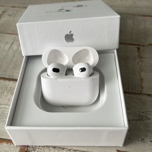 NIB Apple AirPods Pro with MagSafe Charging Case - Picture 4 of 11